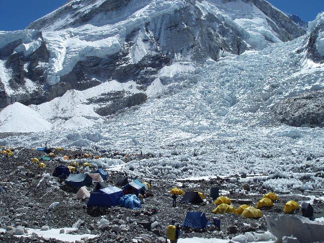 Базовый лагерь Эвереста на следующий день после схода лавины. 19 апреля 2014 года