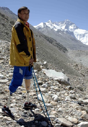 Ся Бо Ю (Xia Boyu / 夏伯渝) на фоне Эвереста в 2008 году