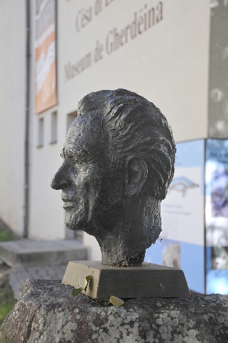 Бюст Луиса Тренкера (автор Дэвид Мородер), установлен в 1984 году у входа в музей Валь-Гардена