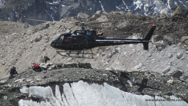 Вертолет проводит заброску снаряжения в первый высотный лагерь на Эвересте. Фото Alan Arnette апрель 2016