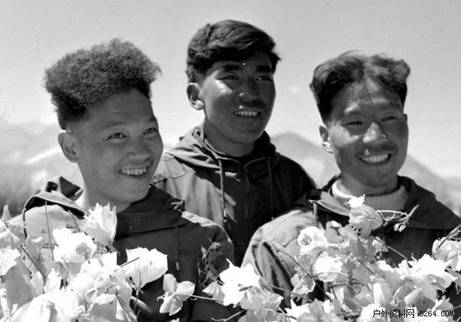 Китайские альпинисты: Цюй Инь-хуа (Qu Yinhua / 屈银华, на фото слева)  Ван Фу-чжоу и Гоньпо (тибетец) после восхождения на Эверест в 1960 году