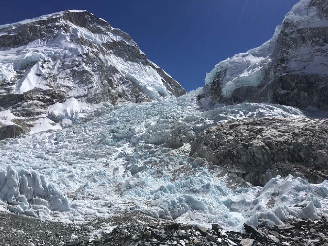 Вид на Эверест и ледопад Кхумбу. 25 февраля 2017 года