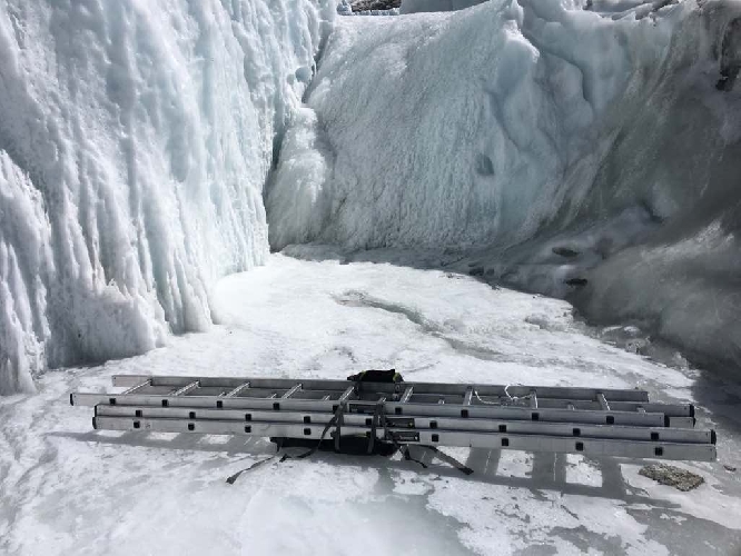Алекс Тикон у ледопада Кхумбу. 25 февраля 2017