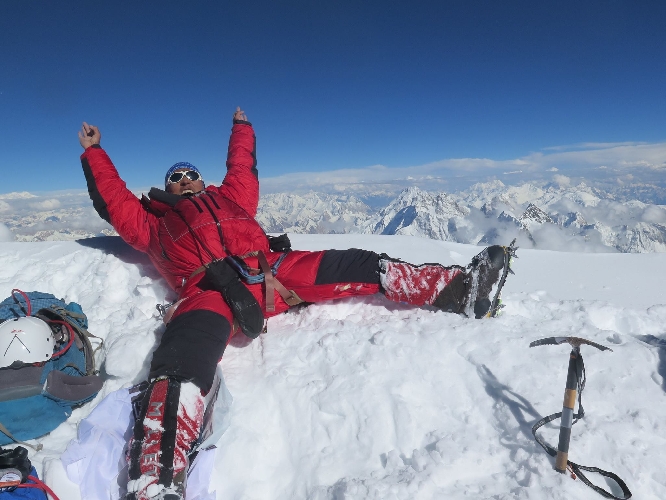 Мингма Галйе Шерпа (Mingma Gyalje Sherpa) на вершине К2