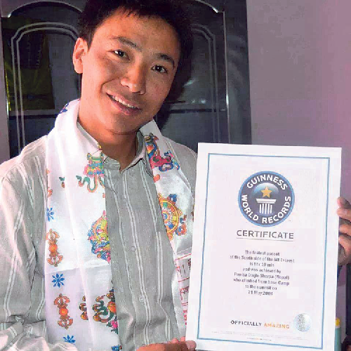 Пемба Дордже (Pemba Dorjie Sherpa) с сертификатом о успешном восхождении на Эверест 21 мая 2004 года, выданным Департаментом туризма Непала