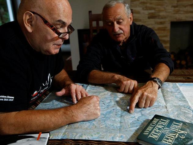 Кшиштоф Велицкий (Krzysztof Wielicki) и Януш Майер (Janusz Majer) обсуждают стратегию восхождения на зимний восьмитысячник К2. Фото Reuters