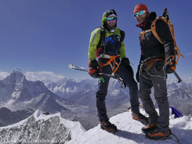 Ули Штек (Ueli Steck) и Тенжи Шерпа (Tenji Sherpa) в акклиматизационном восхождении на Айленд-Пик