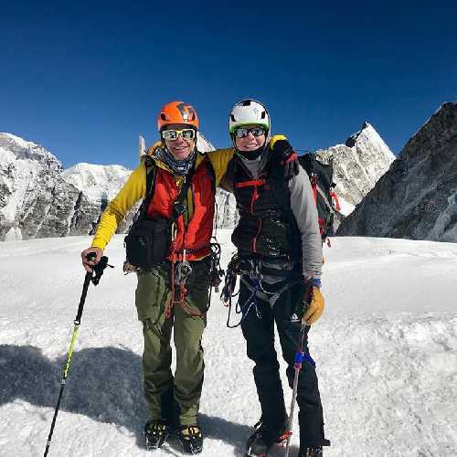 Вилли Бенегас (Willie Benegas) и Мэтт Мониз (Matt Moniz)  после спуска на горных лыжах на склоне Эвереста