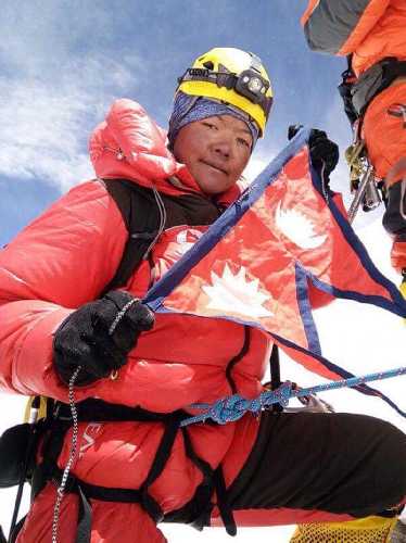 Нима Жангму Шерпа (Nima Jangmu Sherpa) на вершине Лхоцзе 29 апреля 2018 года. Фото  Dawa Sherpa