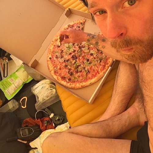 Пицца в базовом лагере Денали. Фото Colin Haley