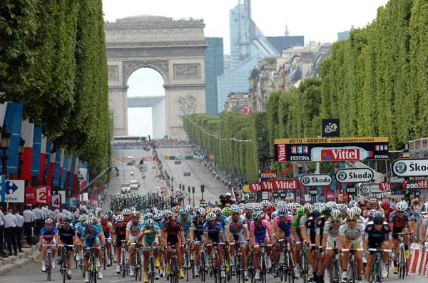 The Tour de France peloton races on the streets of Paris..  Photo: © Sirotti