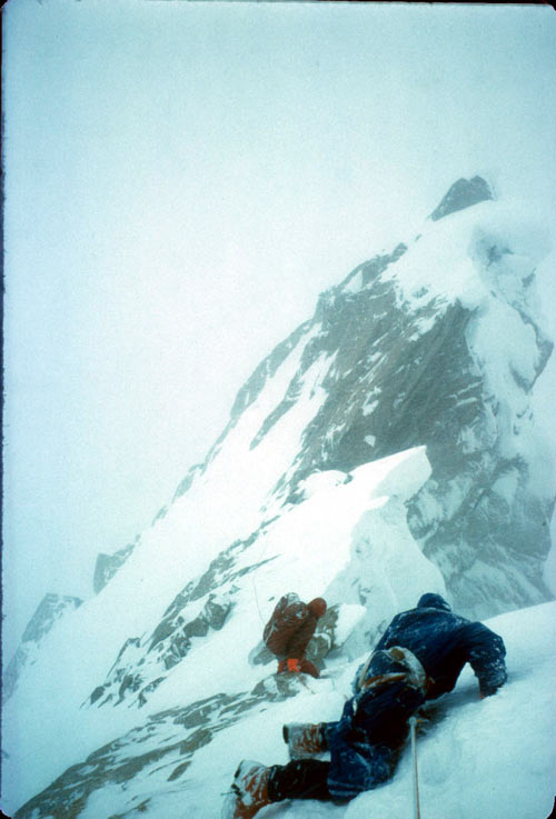 Скотт и Крис на на Baintha Бракк (7285m) в 1977 году, спуск в лагерь с травмой