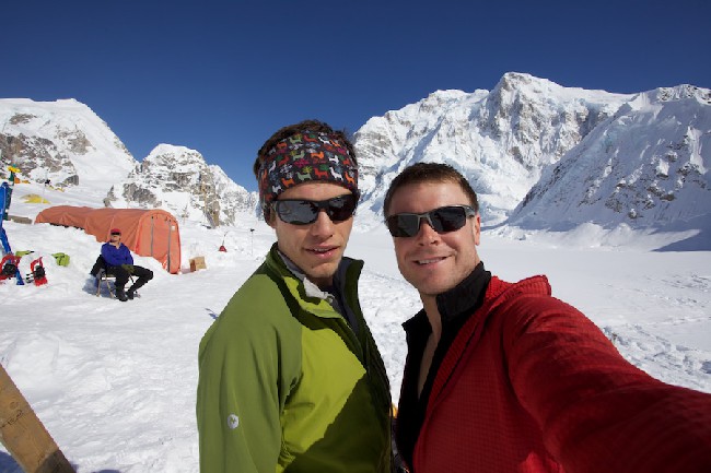 Мы: Will Sim и Jon Griffith на взлетно-посадочной полосе на леднике Kahiltna 2180м