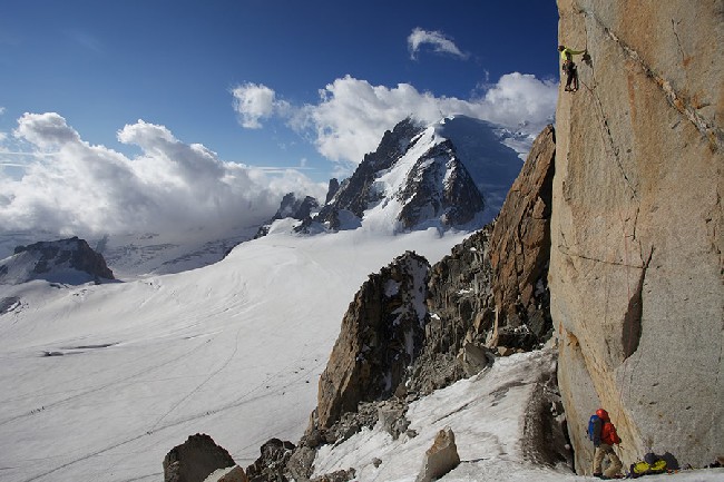 Дэйв на первом питче на фоне Mont Blanc du Tacul. Фото Jon Griffith