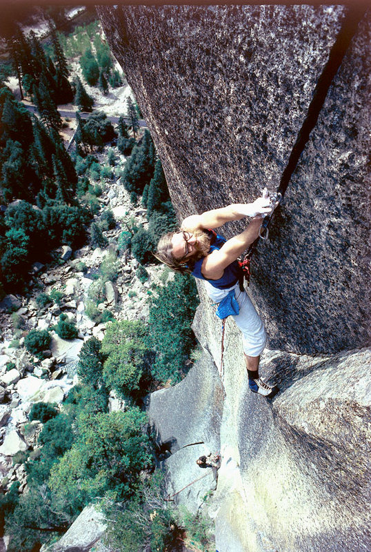Ray Jardine, использует френды в своем первом восхождении на "Phoenix" 5.13a. Йосемиты, 1977 год.