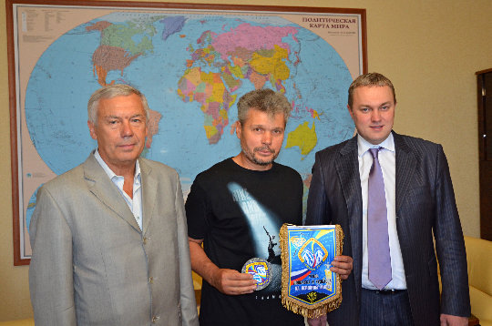 Справа налево: Генеральный директор НПК Горные машины  Евгений Викторович Ромащин вручил вымпел и до