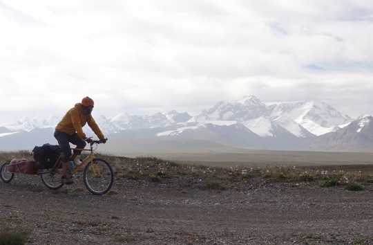 Kyle Dempster объезжает на велосипеде перевалы Кыргызстана