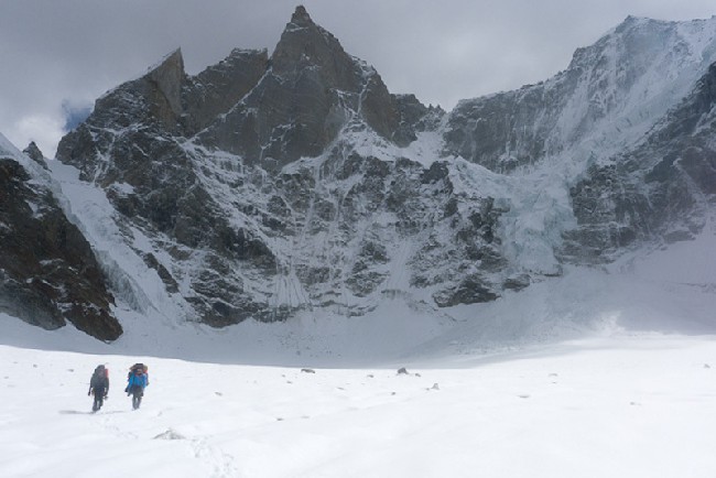 Cerro Kishtwar. Stefan Siegrist and Rob Frost во время спуска с вершины.