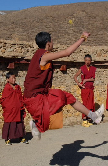 Монах Litang демонстрирует свои навыки