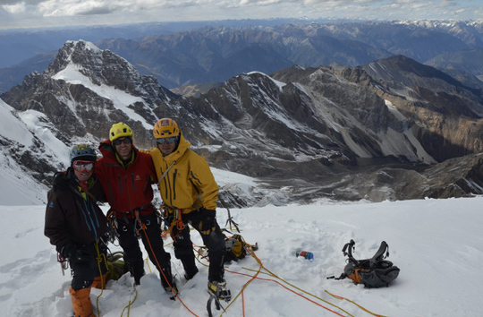 Су Ронгкин, Джон Отто и Лю Йонг на вершине Yangmolong (6060 м). Фото: Тим Боэлтер