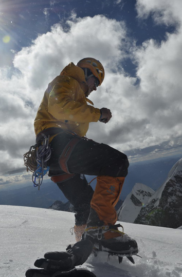 Тим Боэлтер, фотограф, на вершине Yangmolong (6060 м). Фото: Джон Отто
