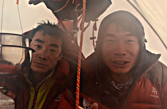 Лю Йонг и Су Ронгкин на следующее утро после их успешного восхождения. Фото: Джон Отто