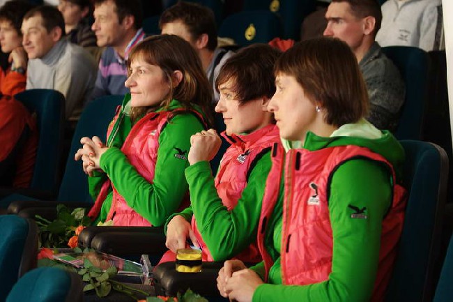 Галя, Мариша и Аня (слева направо) на церемонии вручения премии "Хрустальный пик - 2010". Москва