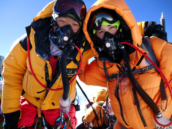 Джордан Ромеро и шерпа Ang Pasang на вершине Эвереста