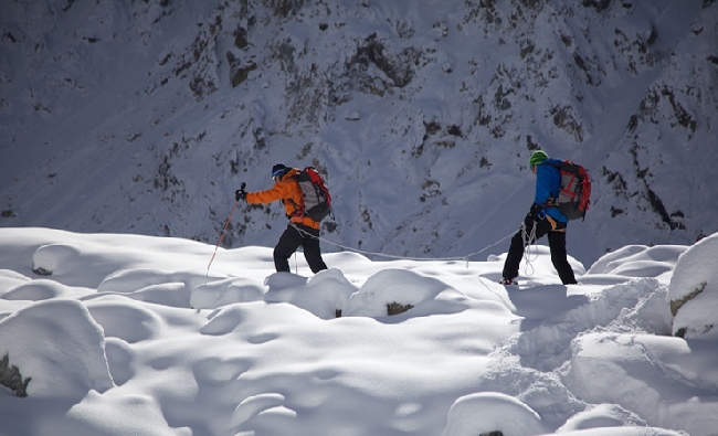 Денис Урубко и Симоне Моро: выход на ледник выше CAMP 1 на Нанга Парбат