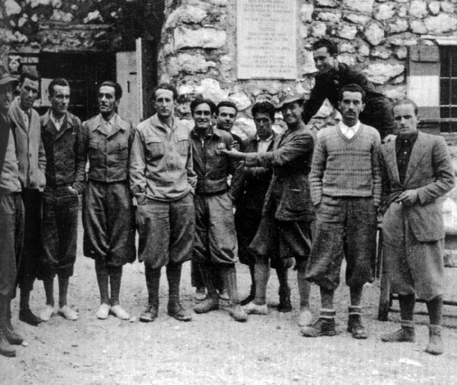 Джино Солда (GINO SOLDA) и Franco Bertoldi  (в центре фото) в 1936 году после покорения Sassolungo