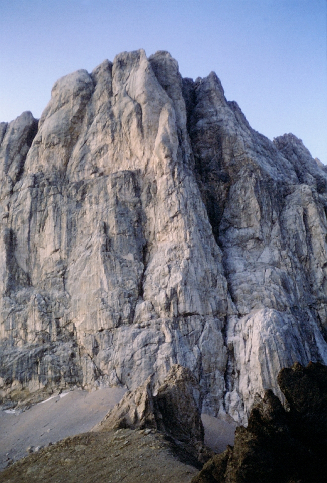 юго-западный склон Marmolada di Penia (3343м). Маршрут Джино проходит слева от центрального кулуара