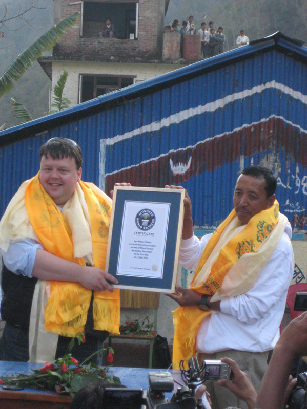 Апа Шерпа , 21 раз поднимавшийся на вершину Эвереста получил диплом книги рекордов Гиннесса
