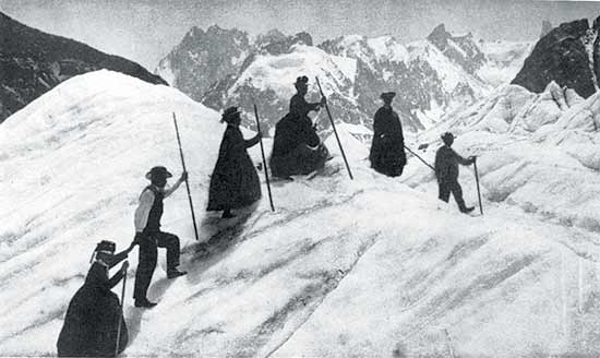 Дамы и горные гиды на леднике Mer de Glace,  фото 1886 года