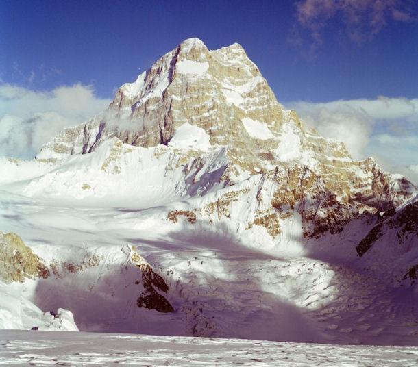пик Saltoro Kangri (7742 m).