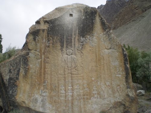 Изображение Будды на каменной стене близ Скарду