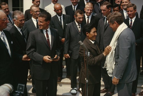 8 июля 1963 года Гомбу у Белого Дома повязал шерпский буддистский шарфик на шею Джона Кеннедин