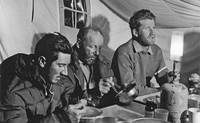 Walter Bonatti, Riccardo Cassin и Carlo Mauri в базовом лагерне Gasherbrum IV, 1958 год