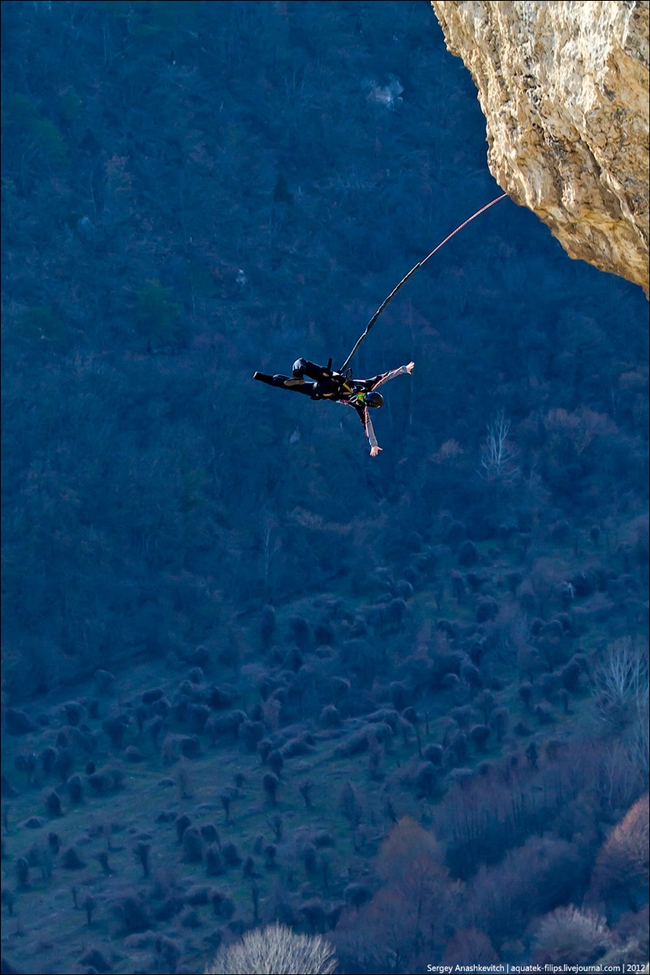 Прыжок в бездну. Роупджампинг со 120-метровой скалы в Качи-Кальоне + Видео