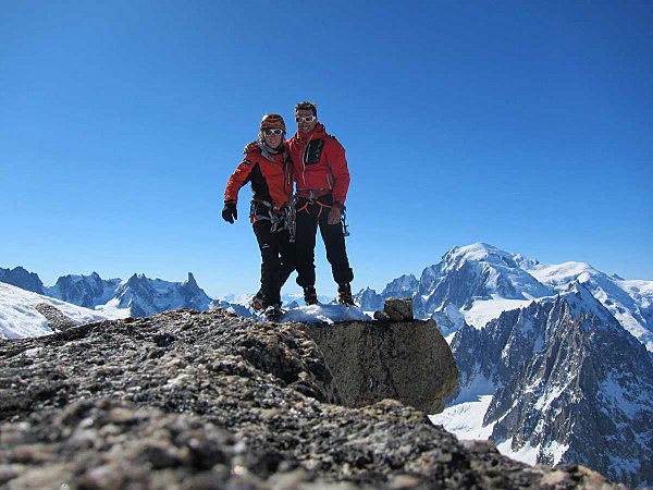 Jeff Mercier и Korra на вершине северной стене Пти Дрю (Petit Dru North Face)