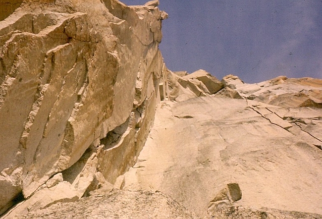 Самый сложный участок маршрута по Западному склону Пти-Дрю: 90 метровый внутренний угол. Фото 1970-г