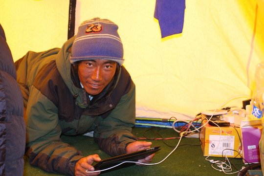 Тибетский вольнонаемный товарищ приобщается к высоким технологиям
