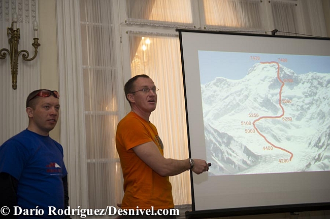 Геннадий Дуров и Денис Урубко на презентации своего маршрута "Палка к доллару" на пик Победа.