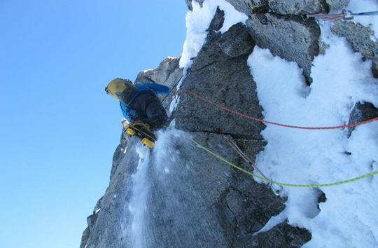 Бен Троки (Ben Trocki) идет первым номером на вершину горы  Angel (2892м)