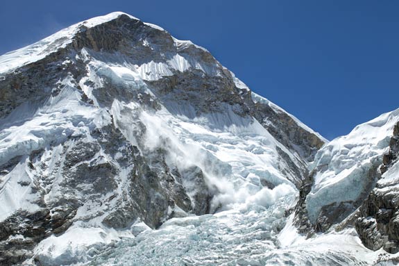 Обвал большого серака "Fingers of Fate" на склонах Эвереста 16 мая