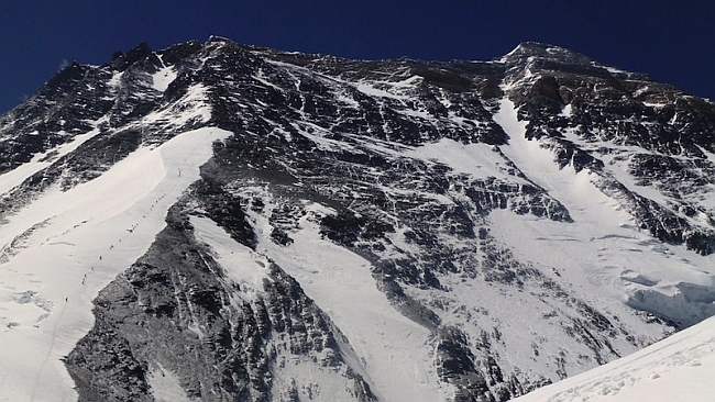 альпинисты на классическом маршруте на Северном склоне Эвереста. май 2012 года. фото Nacho Orviz