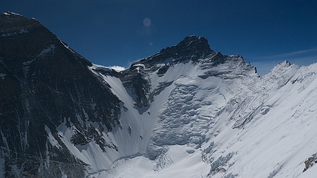 Вид на Нупцзе, Эверест и Лхоцзе. Фото Gerlinde Kaltenbrunner