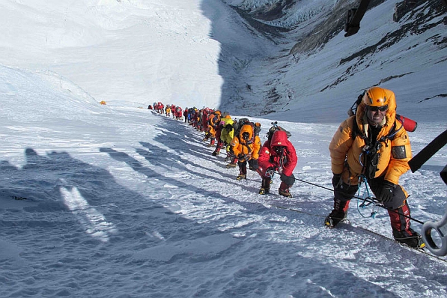 Очередь на Эвересте позади Симоне. Фото Симоне Моро 24 мая 2012