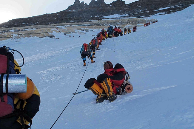 Очередь на Эвересте впереди Симоне. Фото Симоне Моро 24 мая 2012