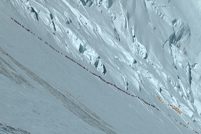 Очередь на Эверест сезона 2012 года. Фото Ralf Dujmovits
