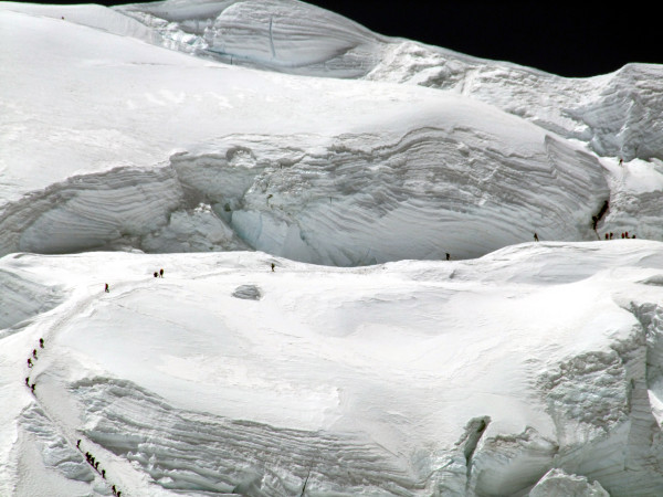 Одно из опасных мест на Северном склоне Эвереста: узкая лестница вверху справа. Фото Mark Horrell